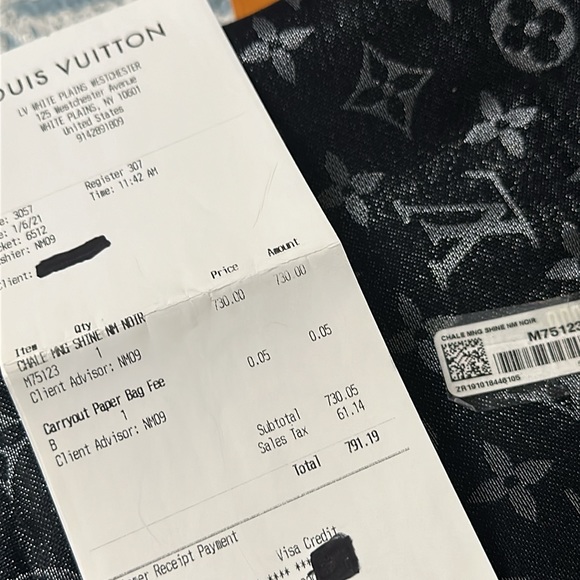 Louis Vuitton shawls used only for photo shoots - Picture 2 of 8